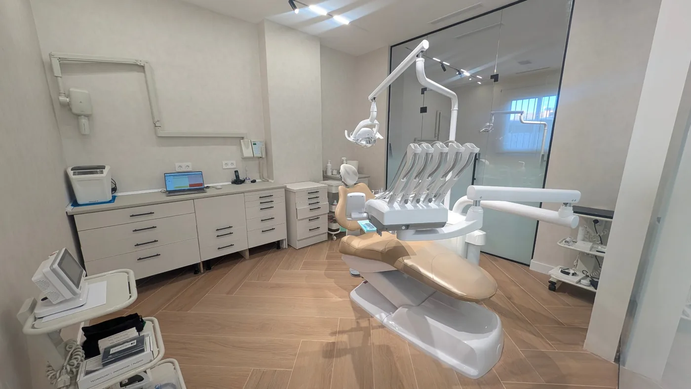 Gabinete de LV Dental con sillón dental beige