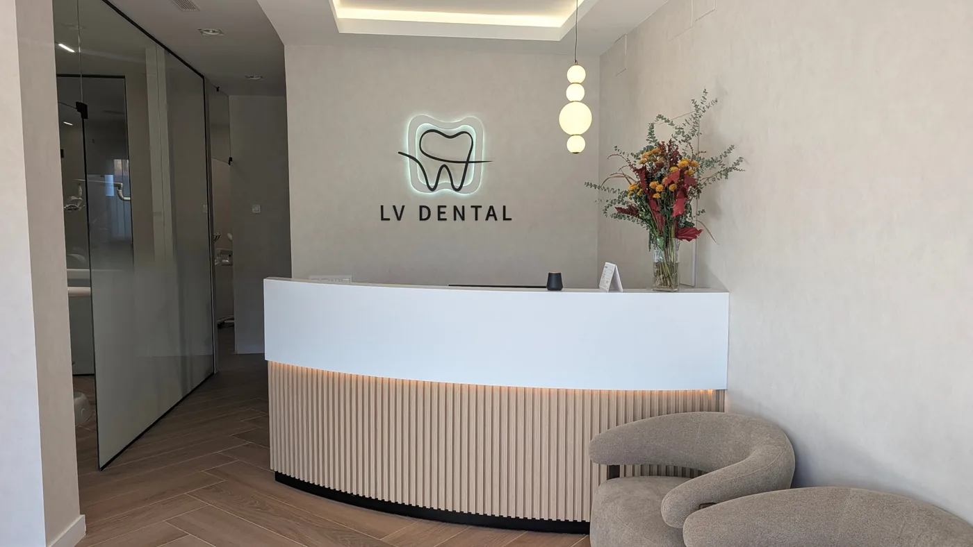 Mostrador de recepción de LV Dental con el logo iluminado