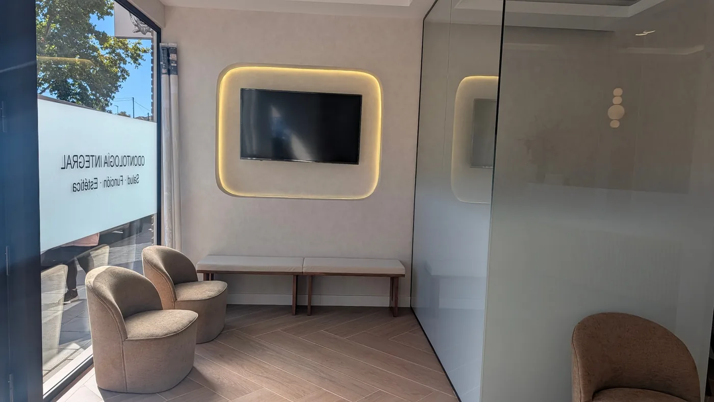 Sala de espera de LV Dental junto al ventanal
