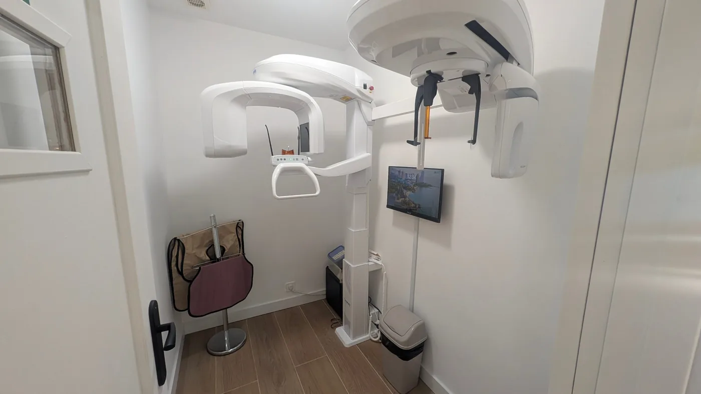 Sala de radiología de LV Dental con equipo de TAC 3D (CBCT)