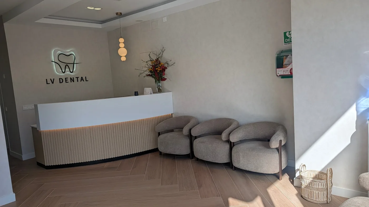 Recepción y zona de espera de LV Dental